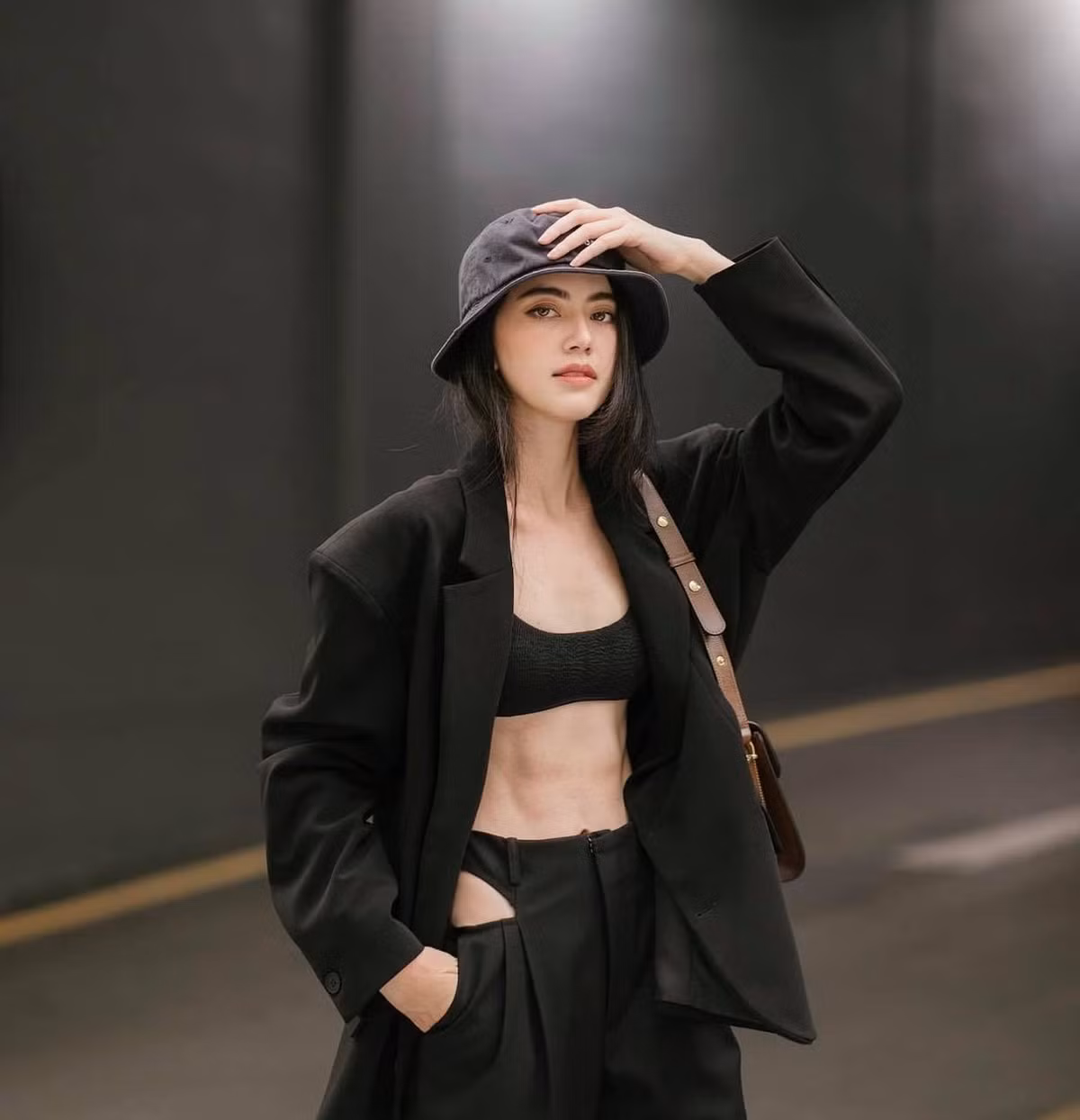 Davika thường xuyên tập yoga, pilates và boxing. Tập thể thao không chỉ để giữ gìn vóc dáng mà còn là phương pháp làm đẹp da hiệu quả. Trong quá trình đổ mồ hôi, làn da được thanh lọc, thải độc, trở nên săn chắc và khỏe mạnh hơn.