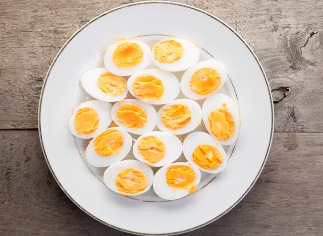 2. Lòng đỏ trứng: Lòng đỏ trứng có choline, đây là một chất dinh dưỡng giúp đốt cháy chất béo và một nghiên cứu cho thấy bổ sung choline giúp giảm chỉ số BMI (Body Mass Index).