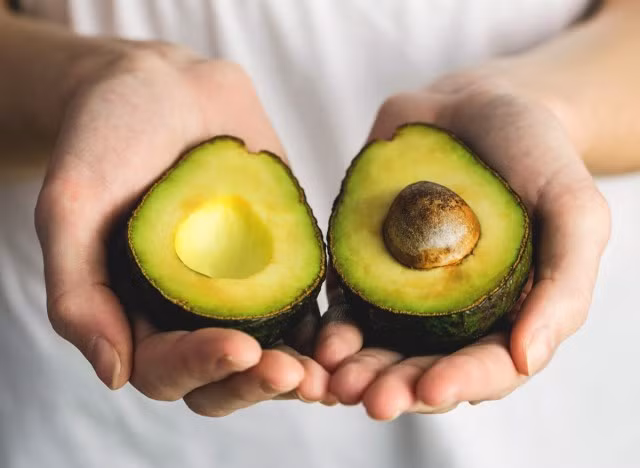 3. Quả bơ: Theo một nghiên cứu, những người ăn nửa quả bơ trong bữa ăn thường ít có cảm giác thèm ăn sau đó. Một nghiên cứu khác cho thấy những người duy trì việc ăn bơ sẽ có cân nặng bình thường và ít nguy cơ bị thừa cân hơn.