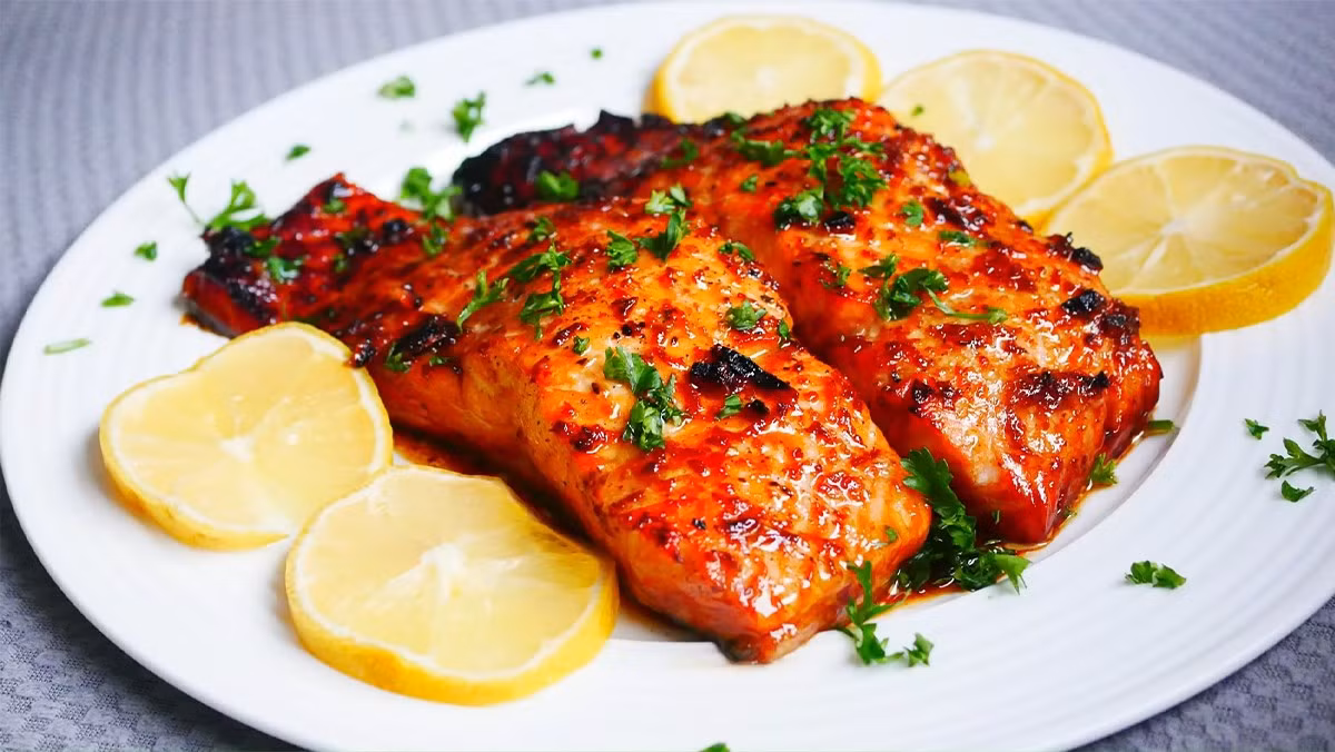 4. Cá hồi: Loại cá này chứa nhiều axit béo omega-3 , giúp tiêu viêm và giúp bạn loại bỏ mỡ bụng không mong muốn. Chất béo trong cá hồi làm tăng mức adiponectin, một loại hormone đốt cháy mỡ thừa.