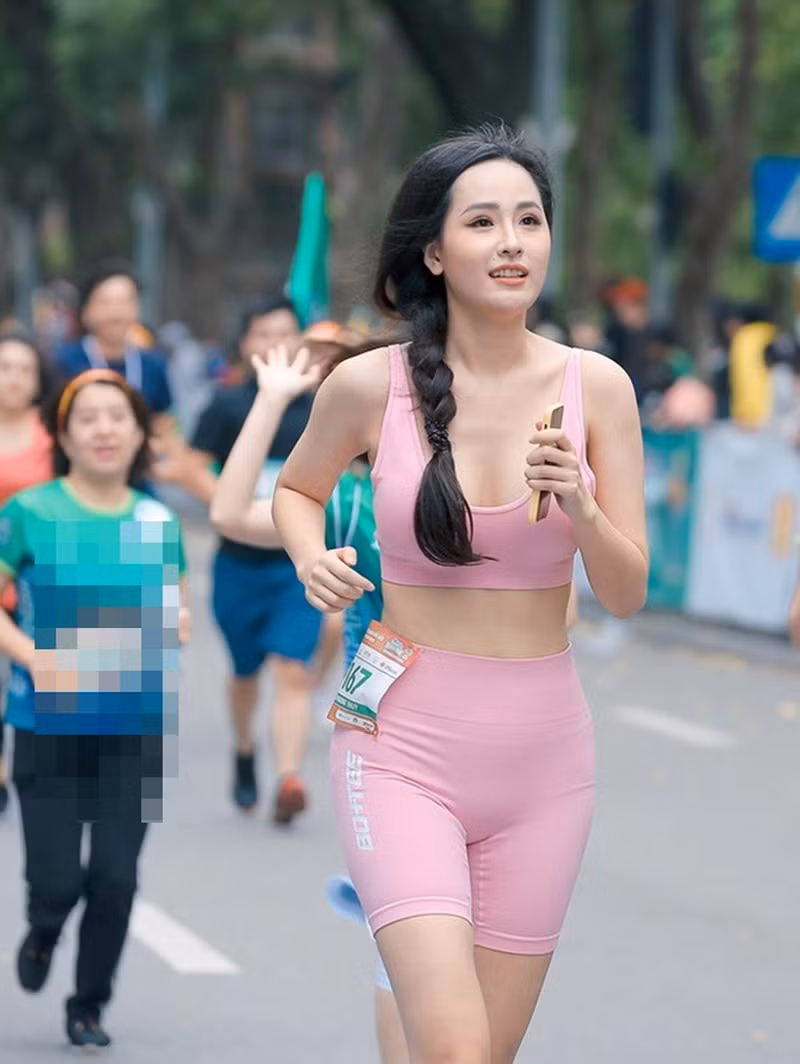 Mai Phương Thúy cũng nhiều lần mắc lỗi mặc quần tập quá chật so với cơ thể.