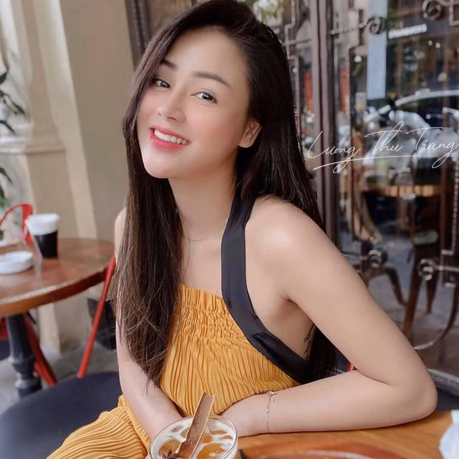 Nữ chính "Hướng dương ngược nắng" khoe nét gợi cảm với chiếc đầm cổ yếm sexy. Ảnh: FBNV.