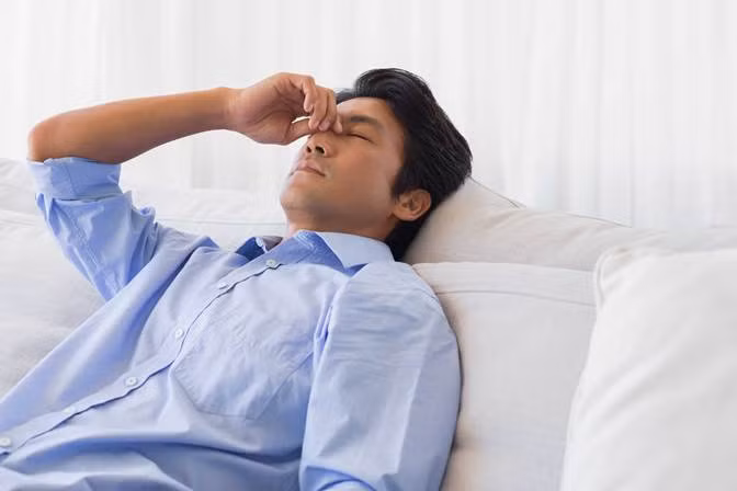 3. Cảm thấy mệt mỏi: Cơ thể mệt mỏi thường xuyên và không rõ nguyên nhân cũng chính là một trong những dấu hiệu của bệnh đột quỵ. Lúc này, kể cả người bệnh nghỉ ngơi cũng thấy rất mệt mỏi, uể oải người mềm nhũn và thiếu sức sống.