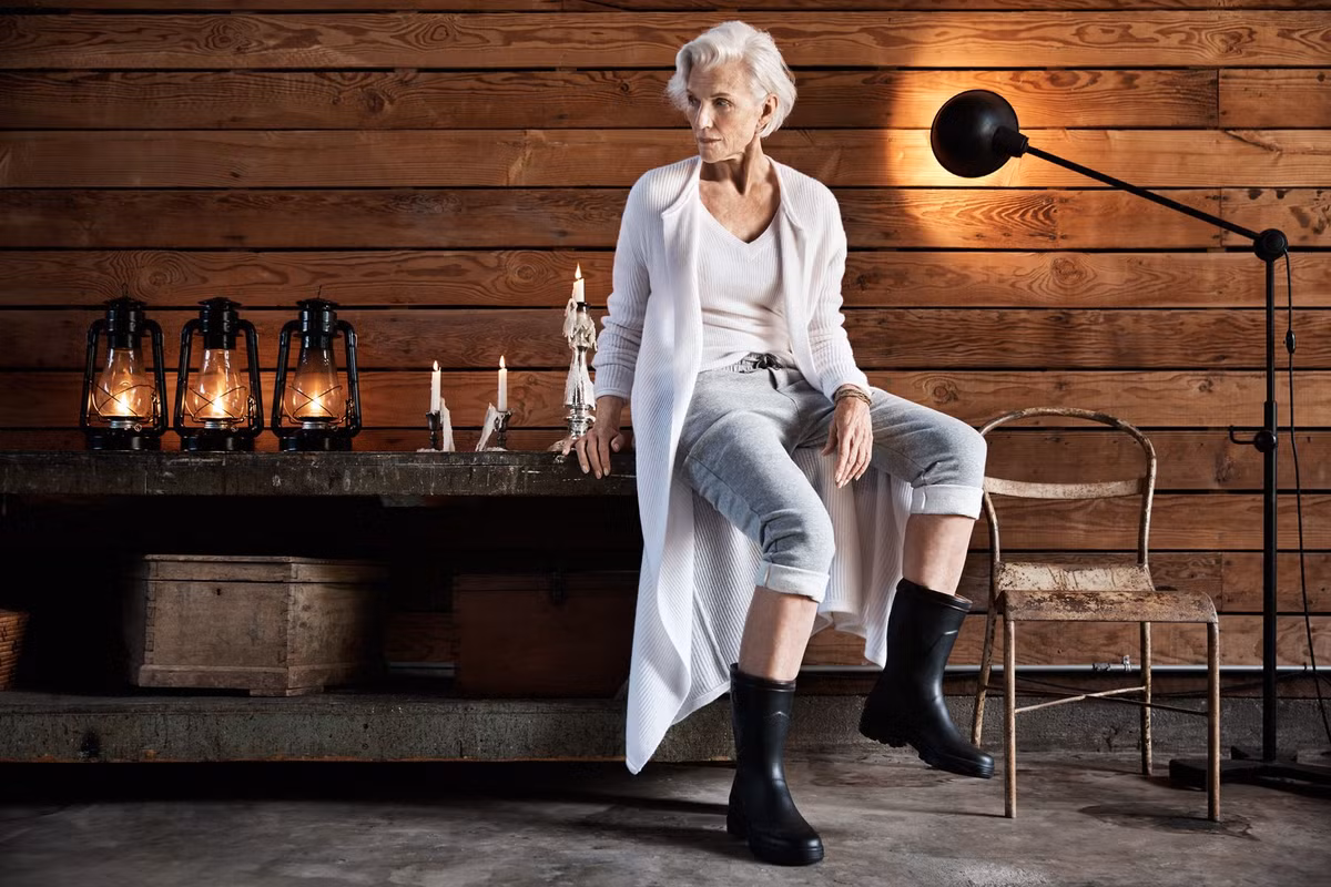 Siêu mẫu kỳ cựu Maye Musk luôn biết cách tạo điểm nhấn cho những bộ trang phục đơn giản với phụ kiện cá tính. Ảnh: Internet.