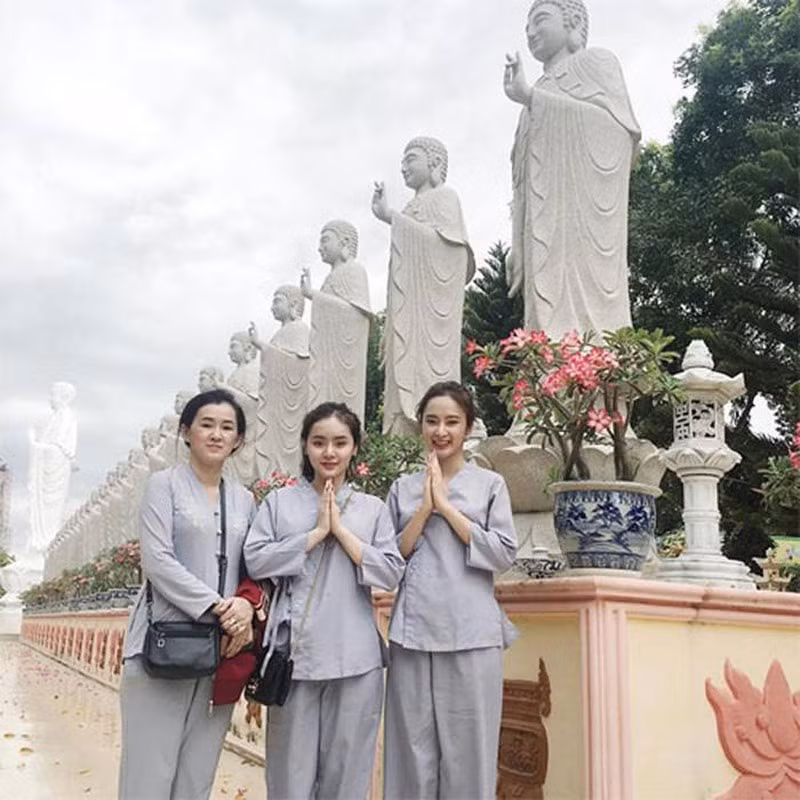 Co gai mac lo o Chua Cau: Chuan chi trang phuc vieng den chua nhu nao?-Hinh-3
