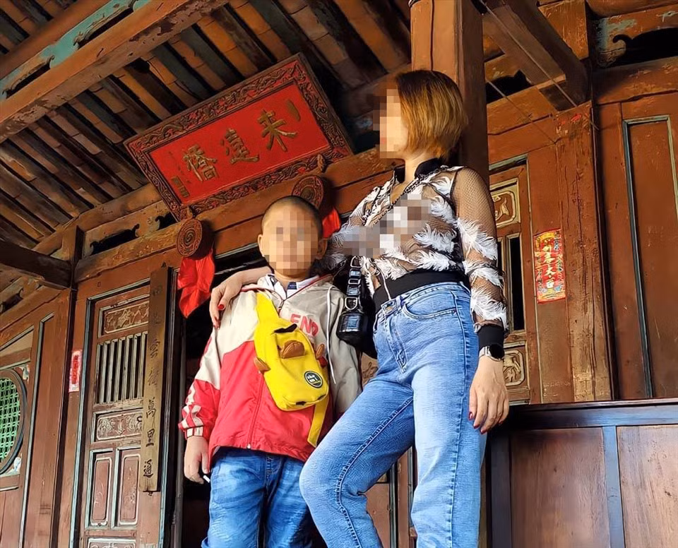 Co gai mac lo o Chua Cau: Chuan chi trang phuc vieng den chua nhu nao?