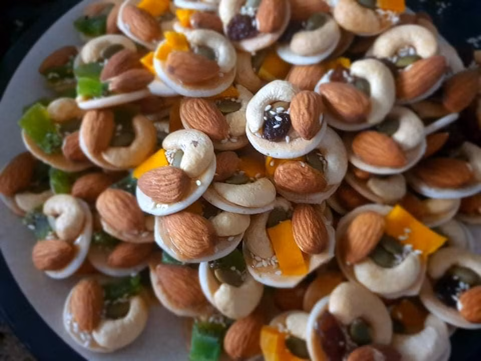 Thay vì mua ở bên ngoài, bạn hoàn toàn có thể tự làm bánh đồng tiền ngũ hạt tại nhà.