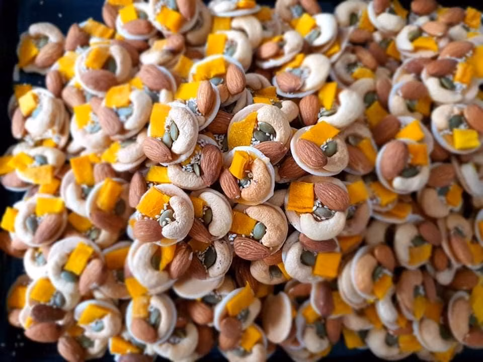 Xếp bánh vào khay để nướng. Làm nóng lò nướng ở nhiệt độ 100 độ C trong 10 phút rồi bỏ bánh vào nướng ở nhiệt độ 100 độ C trong 25 phút.