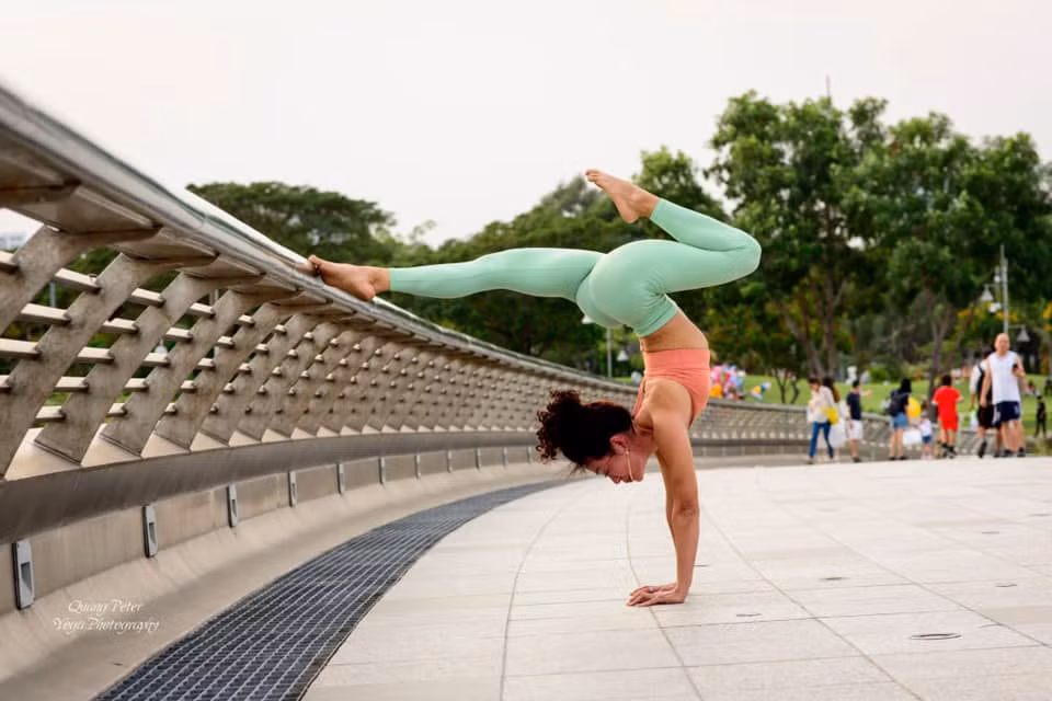 Ngoài dạy yoga, chị Vi Salano cũng mở lớp tập vòng 3 cho những người có cùng đam mê. Ảnh: FB.