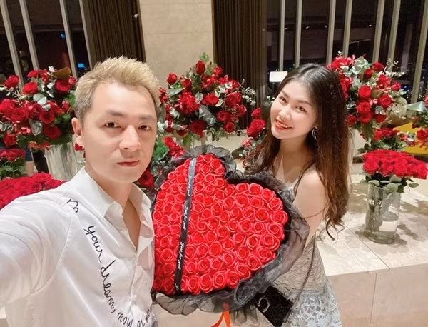 Đăng Khôi khiến bà xã Thủy Anh bất ngờ với món quà hàng hiệu Dior và 99 đóa hồng hình trái tim. Ảnh: FB, IG.