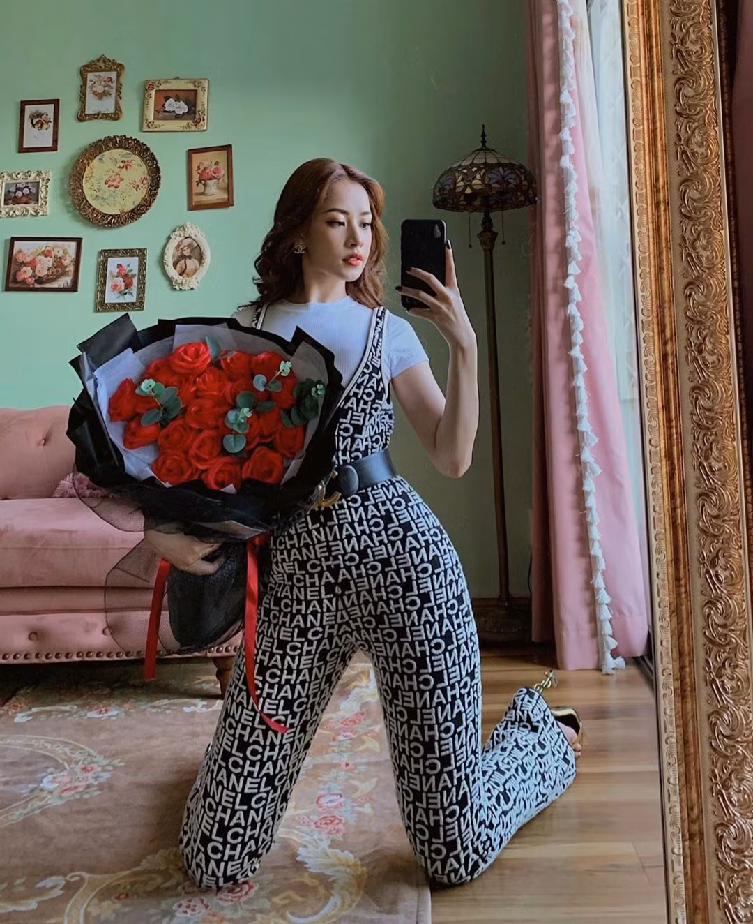 Chi Pu tích cực “thả thính” với set đồ đến từ thương hiệu Chanel nổi tiếng vào ngày lễ tình yêu.