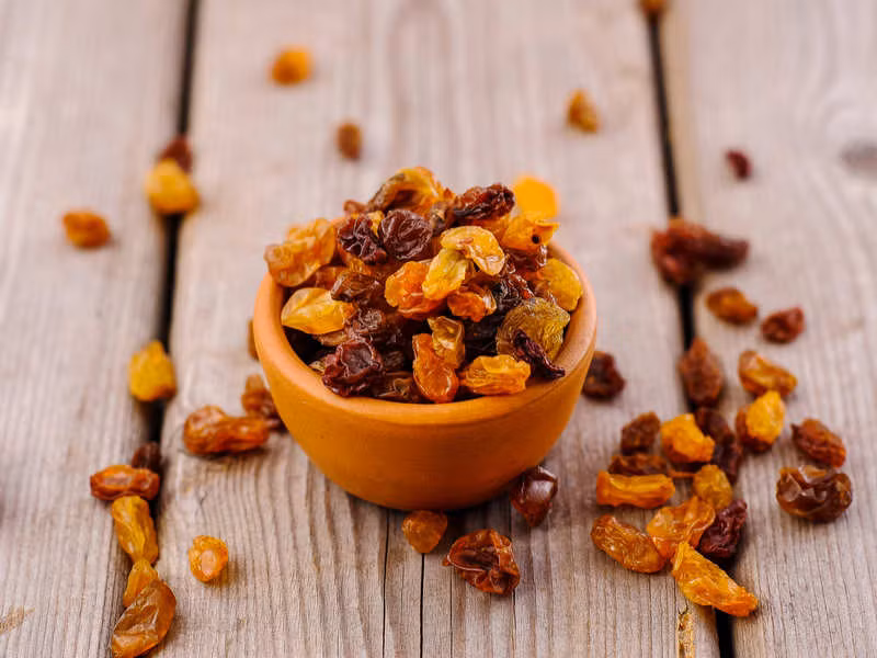 Tăng cường miễn dịch: Nho khô chứa nhiều vitamin, khoáng chất tăng cường hệ miễn dịch và chống lại nhiễm trùng. Các đặc tính chống viêm và kháng khuẩn của trái cây sấy khô giúp bạn tránh nguy cơ sốt, nhiễm trùng và nhiều loại bệnh tật.