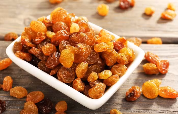 Tăng cường sức khỏe làn da: Sự hiện diện của các chất chống oxy hóa và các chất dinh dưỡng quan trọng trong nho khô như kẽm và vitamin C giúp giữ cho các tế bào da trẻ và trì hoãn quá trình lão hóa. Nho khô chứa resveratrol, một chất giúp duy trì làn da khỏe mạnh.