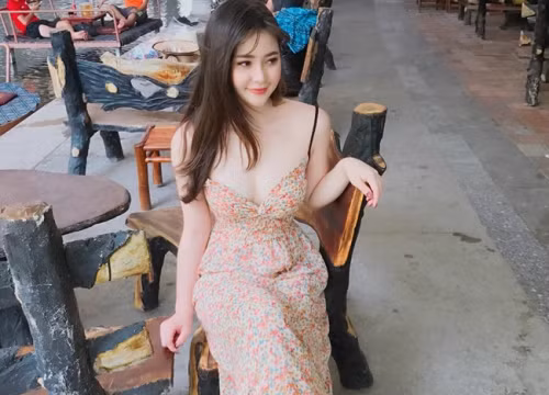 Mỹ nhân 9X thường xuyên khoe hình ảnh nóng bỏng trên trang cá nhân với trang phục trễ nải.