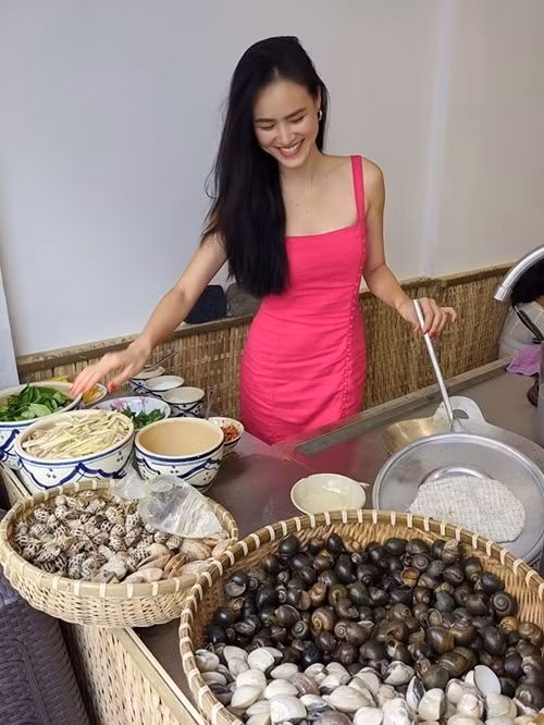 Chân dài chỉ ăn tinh bột vào 2 ngày cuối tuần. Bữa sáng thường nhật của Tuyết Lan được chuẩn bị với 1 củ khoai, nước ép cà rốt hoặc ép dưa hấu. Vì đặc thù công việc nên Tuyết Lan lựa chọn ăn ngoài để tiện ích hơn, cô chỉ nấu ăn ở nhà khi cần giải tỏa căng thẳng công việc.