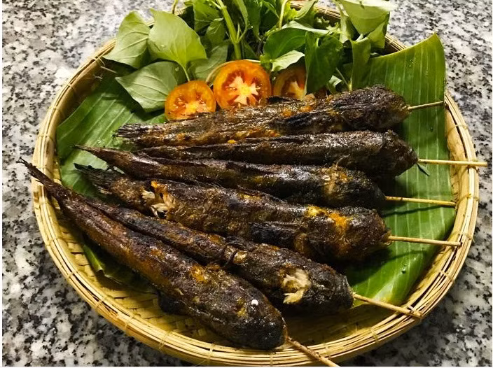 Có nhiều món ăn từ cá thòi lòi như: kho tiêu, chiên xù, nấu canh chua cơm mẻ,…nhưng ngon nhất vẫn là cá thòi lòi nướng muối ớt.