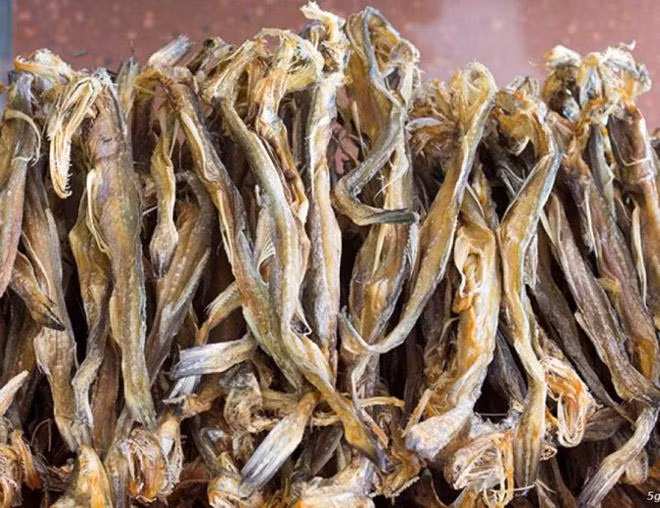 Bên cạnh đó, cá thòi lòi còn có thể làm khô. Khô cá thòi lòi đem chiên hoặc nướng chấm nước mắm me thì trên cả tuyệt vời. Ảnh: Internet.