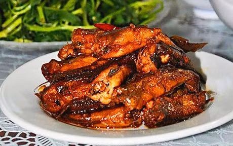 Cá thòi lòi kho tiêu muốn ngon phải kho trên nồi đất. Cá sau khi được ướp gia vị sẽ được nấu trên nồi đất với nước dừa và mỡ heo, để lửa riu liu cho đến khi nồi cá cạn nước là cá đã chín nhừ.
