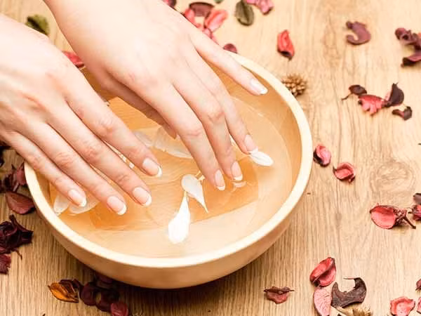 Rửa tay đúng cách: Rửa tay là biện pháp hữu hiệu phòng tránh những căn bệnh truyền nhiễm, rửa tay sạch sẽ làm giảm các tác nhân gây hại đến làn da, các hóa chất có hại còn lưu lại sau quá trình sinh hoạt.
