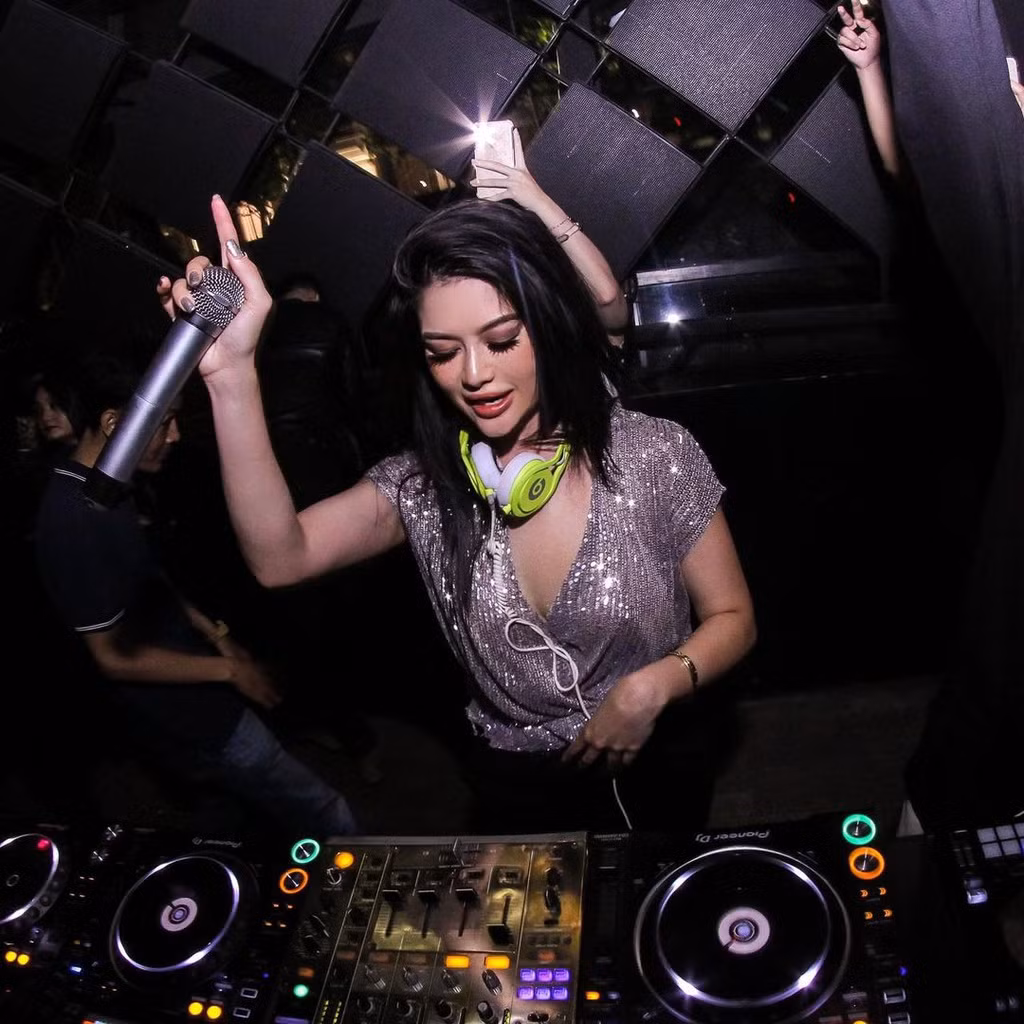 Nữ DJ gốc Việt sinh ra và lớn lên tại Mỹ, từng làm người mẫu trước khi chuyển hướng sang theo đuổi âm nhạc. Từ năm 18 tuổi, cô đã sải bước trên sàn diễn thời trang của các nhà mốt danh tiếng và xuất hiện trên các tạp chí FHM, Maxim, Elle, Dsport, Hiphop Weekly, Vanity Fair...