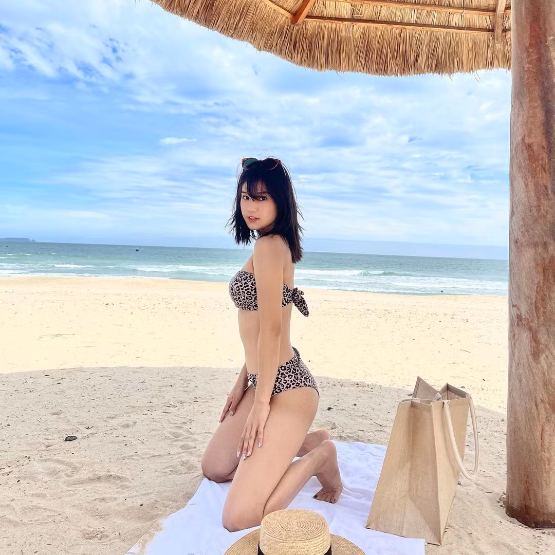Hoàng Yến Chibi cũng ghi tên vào hội mỹ nhân quyến rũ bậc nhất showbiz ngày đầu năm mới 2021 khi phô diễn đường cong trước biển. Ảnh: IG, FB.