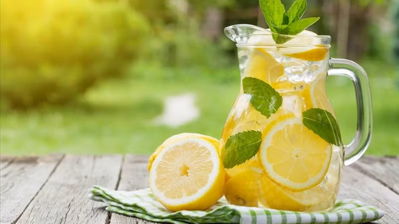 Uống nước chanh muối: Tương tự như nước chanh pha loãng thì nước chanh pha muối cũng giúp bạn có làn da hồng hào, mịn màng hơn. Cách pha thì bạn sử dụng nửa quả chanh pha cùng khoảng 250ml nước ấm, thêm chút muối theo khẩu vị là hoàn thành. Cách này còn giúp bạn tăng cường hệ tiêu hóa, đặc biệt giảm mỡ bụng hiệu quả.