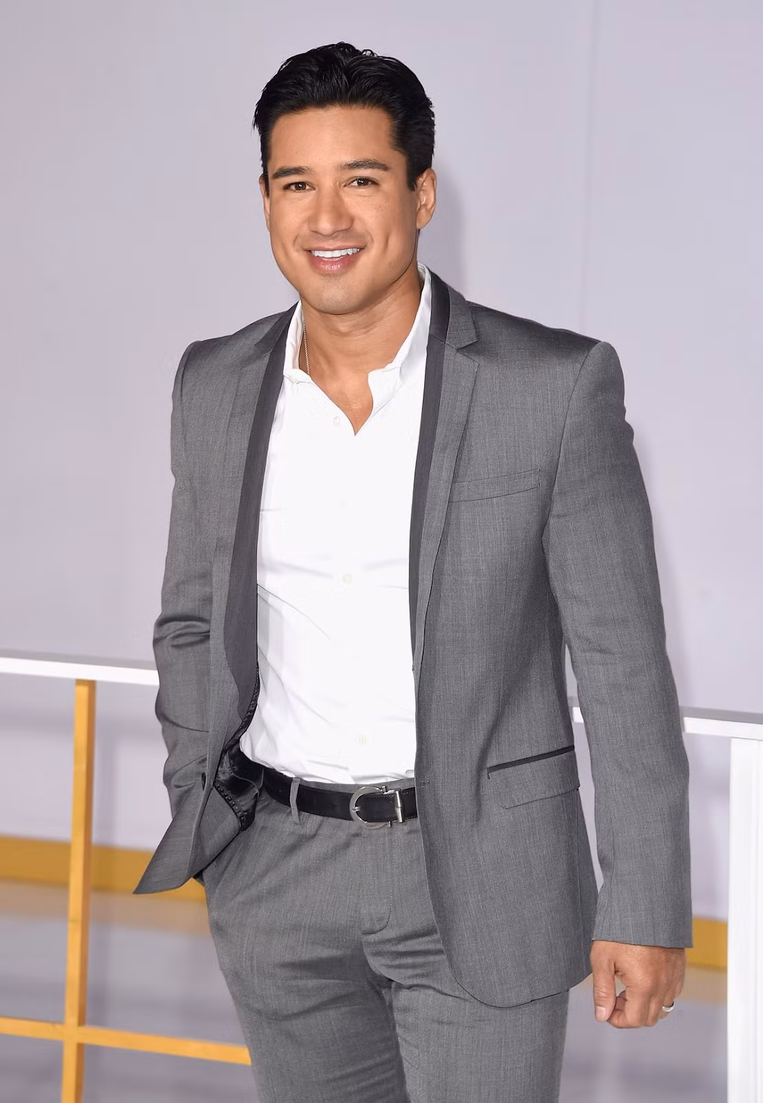 Nam MC sinh năm 1973 gây ấn tượng với hình thể săn chắc và cơ bụng 6 múi cực phẩm. Mario Lopez cho biết giữ dáng là một trong những ưu tiên hàng đầu của anh, bên cạnh việc phát triển sự nghiệp và chăm sóc gia đình.