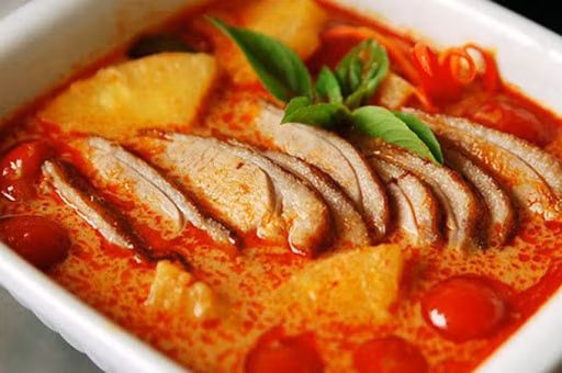 Cà ri Miến Điện: Một món ăn ngon ở Myanmar bạn tuyệt đối không nên bỏ lỡ đó là món cà ri Miến Điện. Cà ri chính là trung tâm của món ăn ngon này. Nó thường được làm từ thịt lợn, cá tôm, bò, cừu. Các bạn cũng có thể ăn kèm chúng với vô số các món ăn kèm khác.