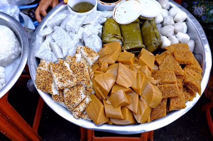 Các món bánh ngọt: Có rất nhiều món ăn vặt ngọt được bày bán trên khắp các đường phố ở Myanmar. Vì chúng là món ăn quen thuộc của người dân địa phương nên đây chắc chắn là một món ăn nhất định phải thử ở vùng đất này. Ảnh: Internet. 