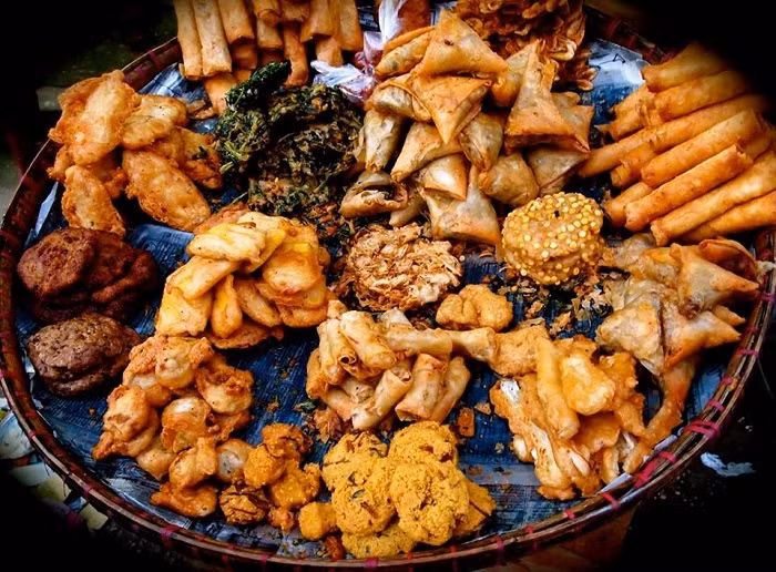 Các món rán: Myanmar là thiên đường của đồ ăn chiên giòn. Những món ăn vặt chiên giòn này bao gồm các loại rau, hành tây, khoai lang, đậu phụ và thịt được chiên giòn vàng rụm, ăn kèm với nước sốt ngọt và thơm. Đó là một sự kết hợp tuyệt vời không thể chối từ. Một món rán tuyệt hảo mà bạn nhất định phải thử là Buthi Kyaw. Nó được rất nhiều du khách đặc biệt ưa chuộng lựa chọn thưởng thức.