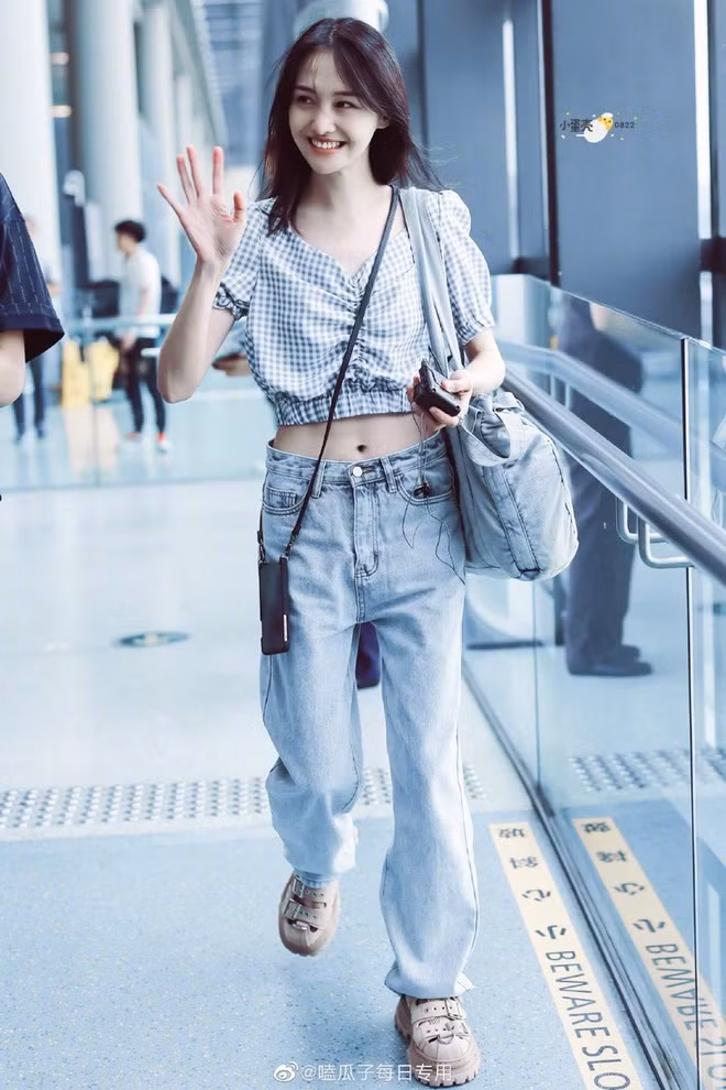 Đời thường, Trịnh Sảng ưa chuộng mặc những bộ đồ năng động, đơn giản và mang màu sắc tươi sáng.