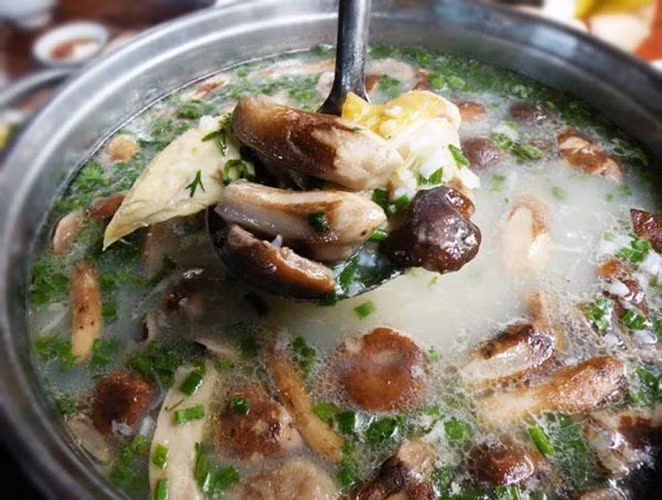8. Canh nấm tràm: Thưởng thức món ăn này, bạn có thể cảm nhận được vị ngọt của nấm, vị cay của hạt tiêu và hương vị sẽ ngon hơn nếu pha chút mắm cá cơm Phú Quốc. Nấm tràm khô có thể được xào với bào ngư hoặc hải sâm, nấu với thịt gà, thịt lợn và trứng. Nấm tràm có độ giòn và xốp, càng nhai sẽ cảm thấy hơi đắng nhưng ăn nhiều dễ “nghiện”.