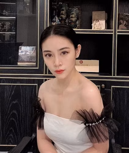 Chiếc đầm trễ vai tôn lên nét sang chảnh của nàng tiểu thư trường RMIT. Ảnh: IG, FB.