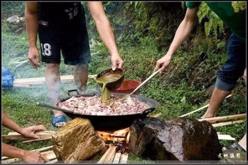 Theo người dân địa phương, cuối nồi lẩu thường có thêm các hương liệu từ vị thuốc đông y như 5 nhúm xương bồ và xuyên khung, như vậy khi ăn sẽ càng thấy thơm. Thông thường những người ăn quen sẽ vừa ăn vừa hụp nước trong nồi, nhưng với người không quen thì rất khó nuốt.
