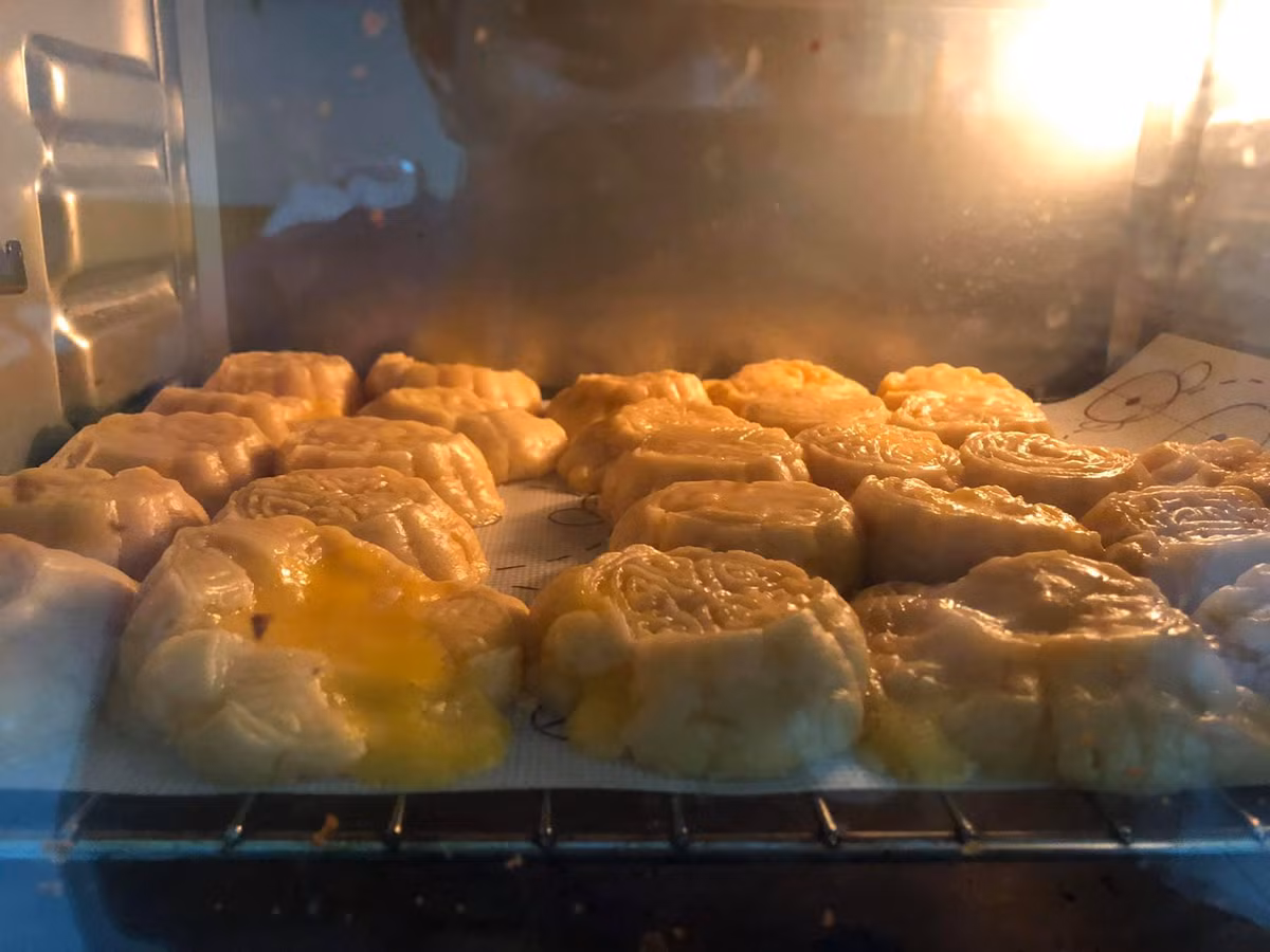 Với nhiều chị em thì việc làm bánh trung thu rất dễ dàng nhưng cũng đã có không ít người thất bại với chiếc bánh này.