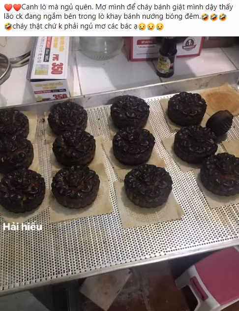 Nhìn những chiếc bánh trung thu "bóng đêm" trông chẳng khác nào cục than đen khiến dân mạng không khỏi thích thú. Một số người còn hóm hỉnh rằng, có thể nướng cháy đều đẹp vậy, âu cũng là một loại tài năng.