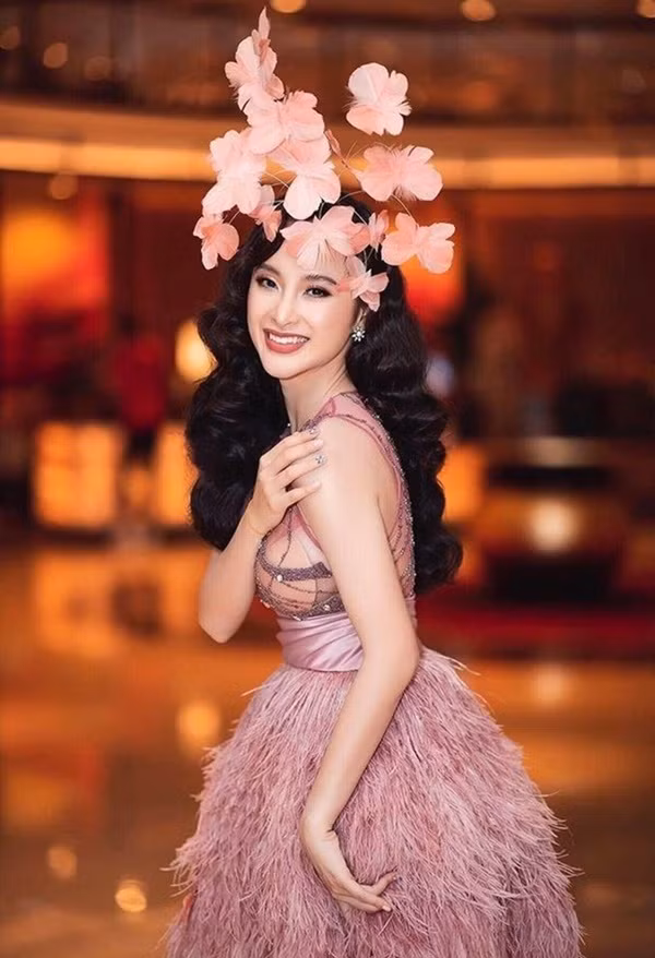 Chinh phục mẫu váy xuyên thấu, Angela Phương Trinh cũng từng lộ miếng dán ngực kém tinh tế.