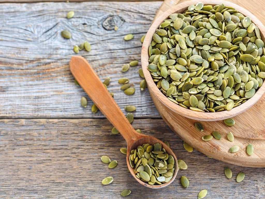 Hạt bí ngô chứa nhiều chất dinh dưỡng giúp kiểm soát huyết áp như magie, kali và arginine. Bạn có thể ăn hạt bí ngô hoặc dầu hạt bí để giảm huyết áp.