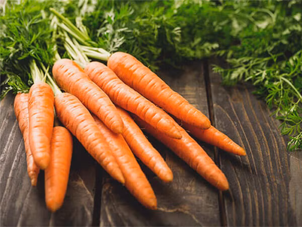 Cà rốt chứa nhiều hợp chất phenolic như axit chlorogenic, axit p-coumaric và axit caffeic giúp thư giãn mạch máu, giảm viêm, nhờ đó giúp hạ huyết áp. Ảnh: Getty, IT.