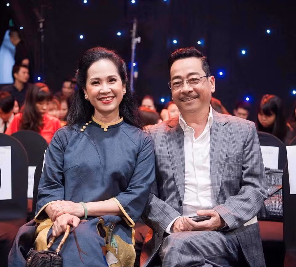 Bộ ảnh siêu hiếm của NSND Hoàng Dũng với các mỹ nhân Việt - Hình 11 Bo anh sieu hiem cua NSND Hoang Dung voi cac my nhan Viet-Hinh-11
