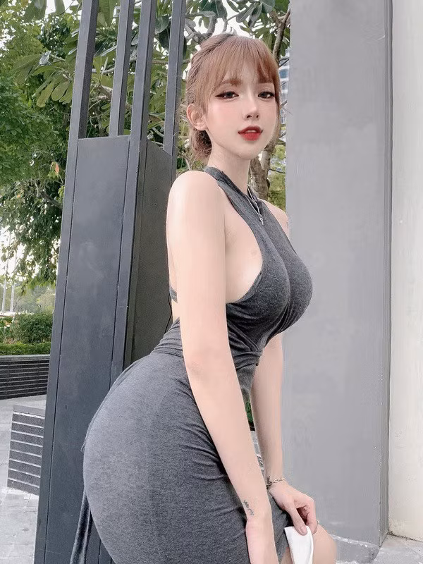 Diện đồ dáng ôm vừa vặn, đường cong vóc dáng của cô nàng được tôn lên triệt để.