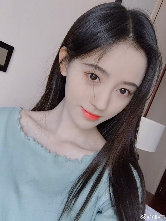 Tuy nhiên, nếu uống mãi nước tinh khiết cảm thấy nhàm chán thì bạn có thể đổi qua uống nước trà xanh. Hàm lượng vitamin C trong trà xanh gấp 5 lần so với chanh. Vitamin A và vitamin B2 có trong trà xanh giúp làm dịu da, tiêu mụn, nhăn ngừa hình thành sắc tố và tàn nhang.