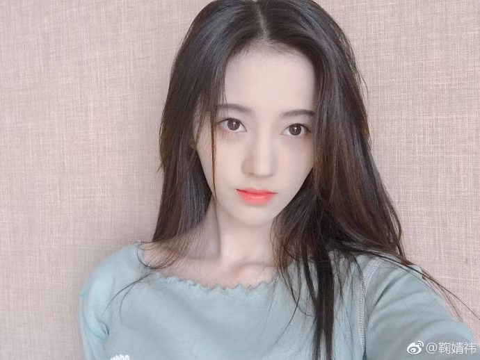 Ngoài ra, khi làn da xuất hiện nếp nhăn, việc đầu tiên Tịnh Y làm là duy trì giấc ngủ hợp lý, đi ngủ trước 11 giờ đêm và dậy trước 7 giờ sáng. Việc này có tác dụng thúc đẩy tuần hoàn máu, giúp da mặt tươi sáng tự nhiên. Ảnh: Internet.