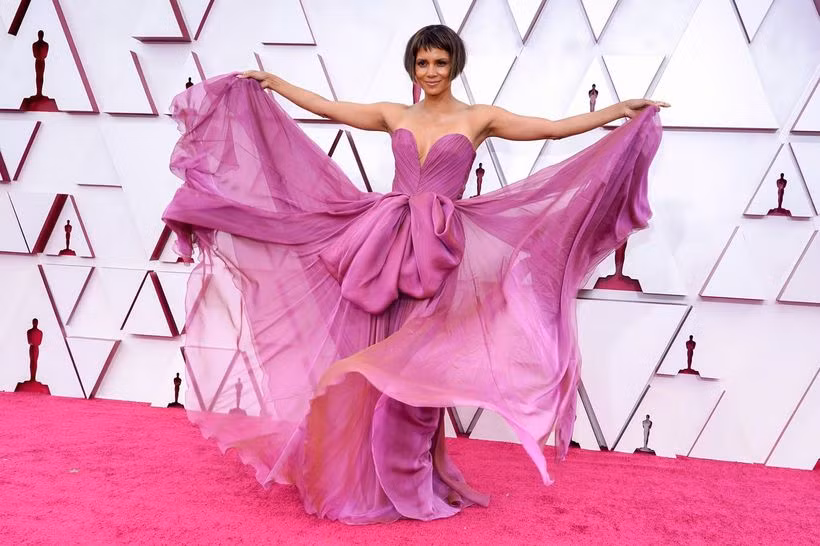 Halle Berry cố tạo dáng với chiếc váy xòe nhiều tầng nhưng bị “lạc quẻ” với mái tóc ngắn của cô. Ảnh: Internet.