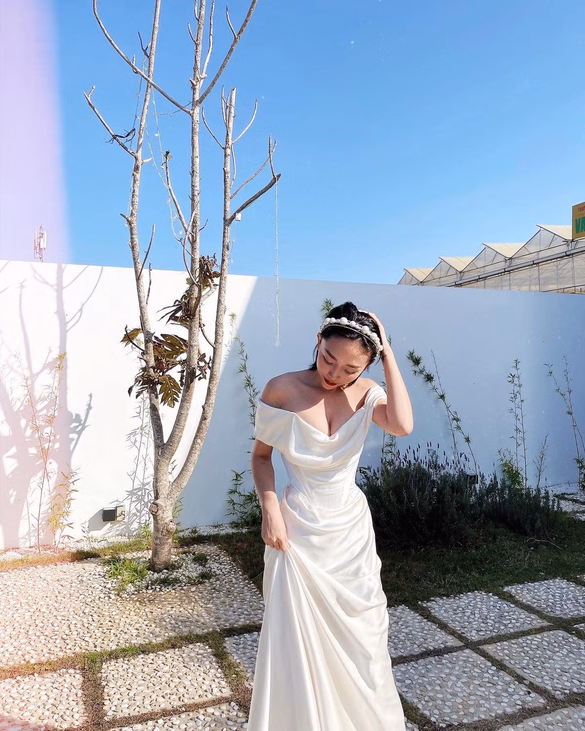 Trước đó, Tóc Tiên còn diện lại chiếc váy cưới khoe vòng một cực gợi cảm.