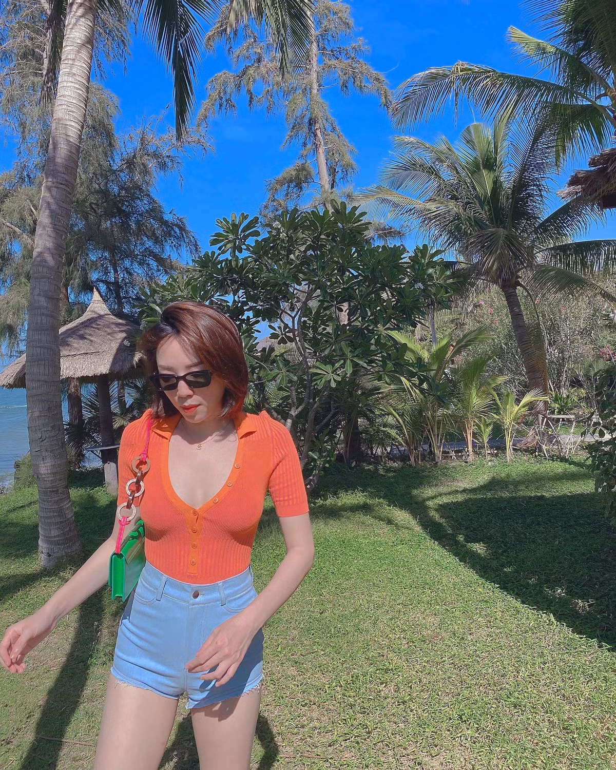 Đôi khi, cô nàng lại ưa chuộng các trang phục giúp phô trương vòng một và đôi chân dài miên man.