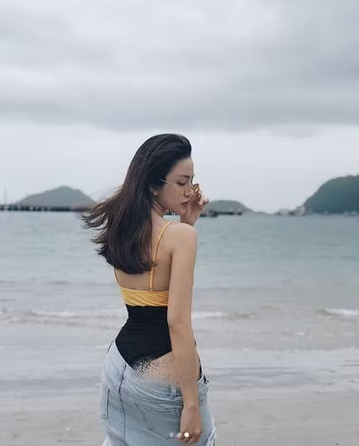 Mặc quần tụt không kéo khóa bên ngoài áo tắm, Thiên Nga The Face lại bị cư dân mạng chê vì góc chụp hở bạo.
