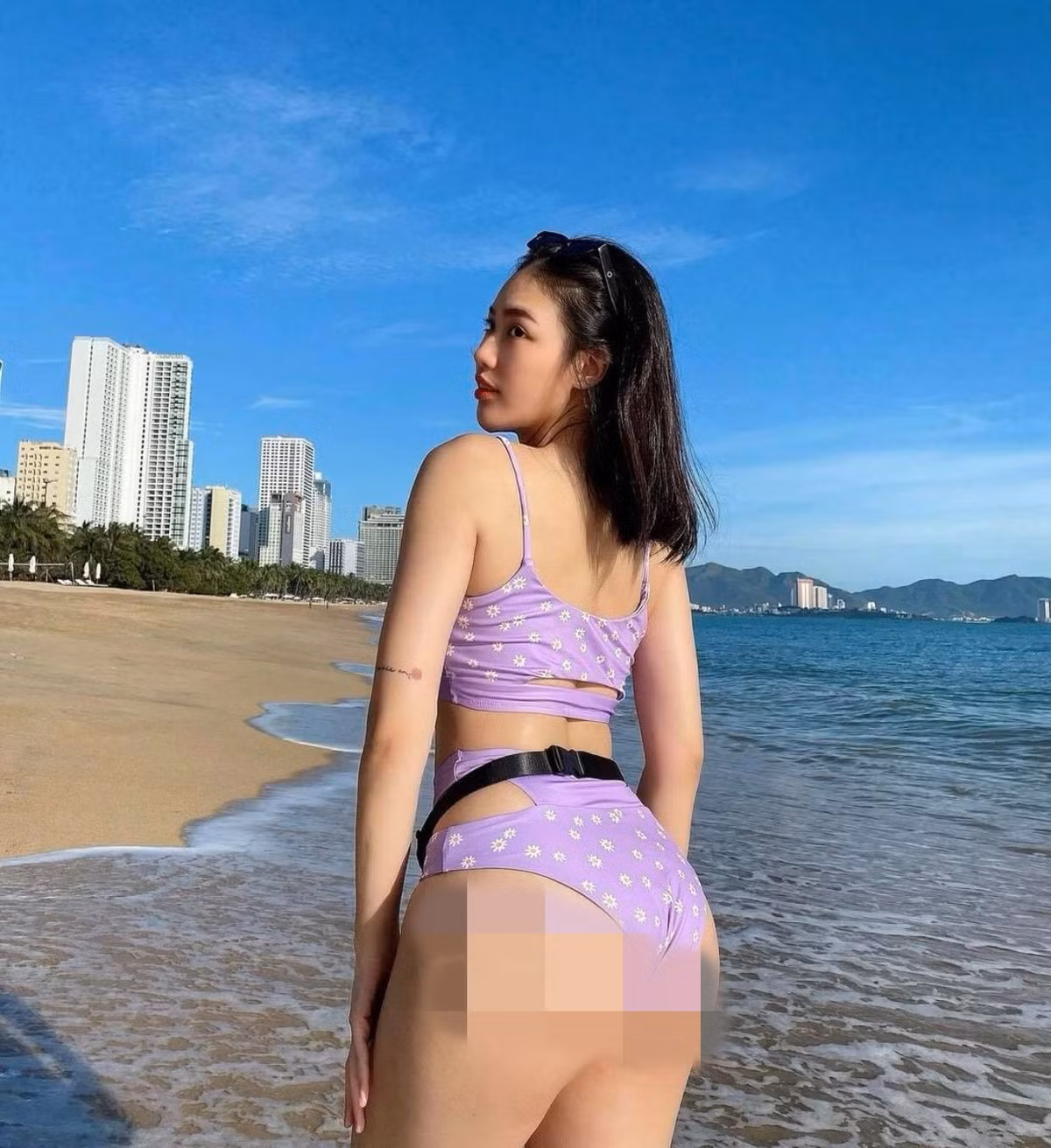 Về chế độ ăn, Hoàng Mai tiết lộ cô không lựa chọn nhịn ăn, giảm cân khắt khe mà thực hiện nó theo khoa học để tốt cho sức khỏe. Cô thực hiện rõ 3 nguyên tắc trong chế độ ăn hàng ngày và duy trì theo thói quen. Tuyệt đối không ăn đêm, ăn tối sau 19h. Ăn đủ đạm: Thịt bò, trứng, gà, cá, rau… và hạn chế tinh bột.
