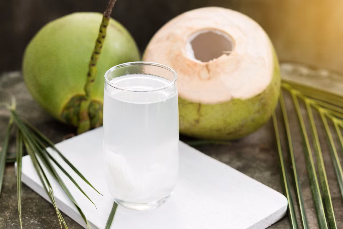 2. Nước dừa: Thực phẩm mùa hè này chứa nhiều chất điện giải giúp cơ thể khôi phục lại lượng chất lỏng bị mất do mồ hôi vào những ngày hè nóng nực. Nó cũng giàu các chất dinh dưỡng quan trọng như kali, vitamin C và magiê, đồng thời, ít calo và chất béo.