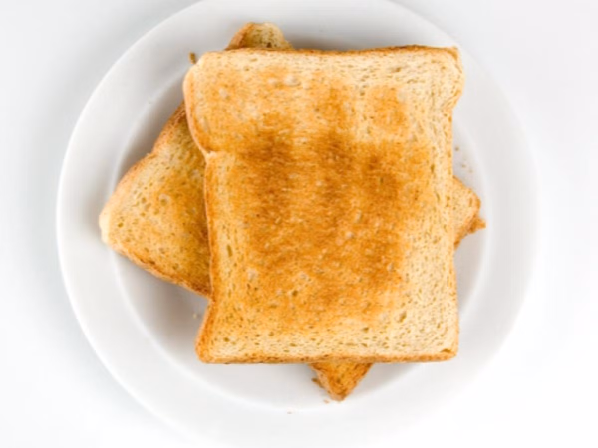 10. Bánh mì nướng: Bất cứ khi nào bạn cảm thấy đói và muốn ăn một thứ gì đó nhẹ nhàng, bạn có thể chọn bánh mì nướng ăn kèm cùng các loại trái cây tươi, sữa chua, sữa tách béo hoặc trứng.